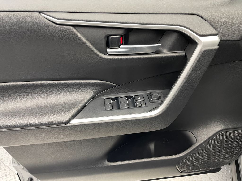2022 Toyota RAV4 XLE 9