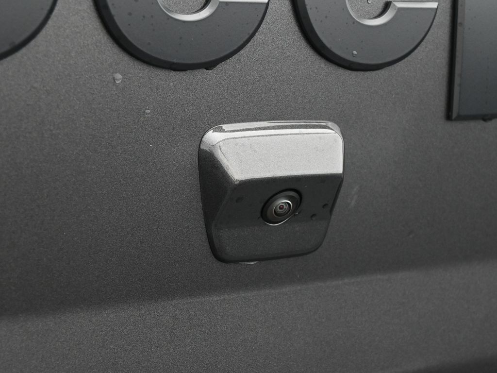 New 2026 Granite Crystal Metallic Clearcoat Jeep Sahara image 32