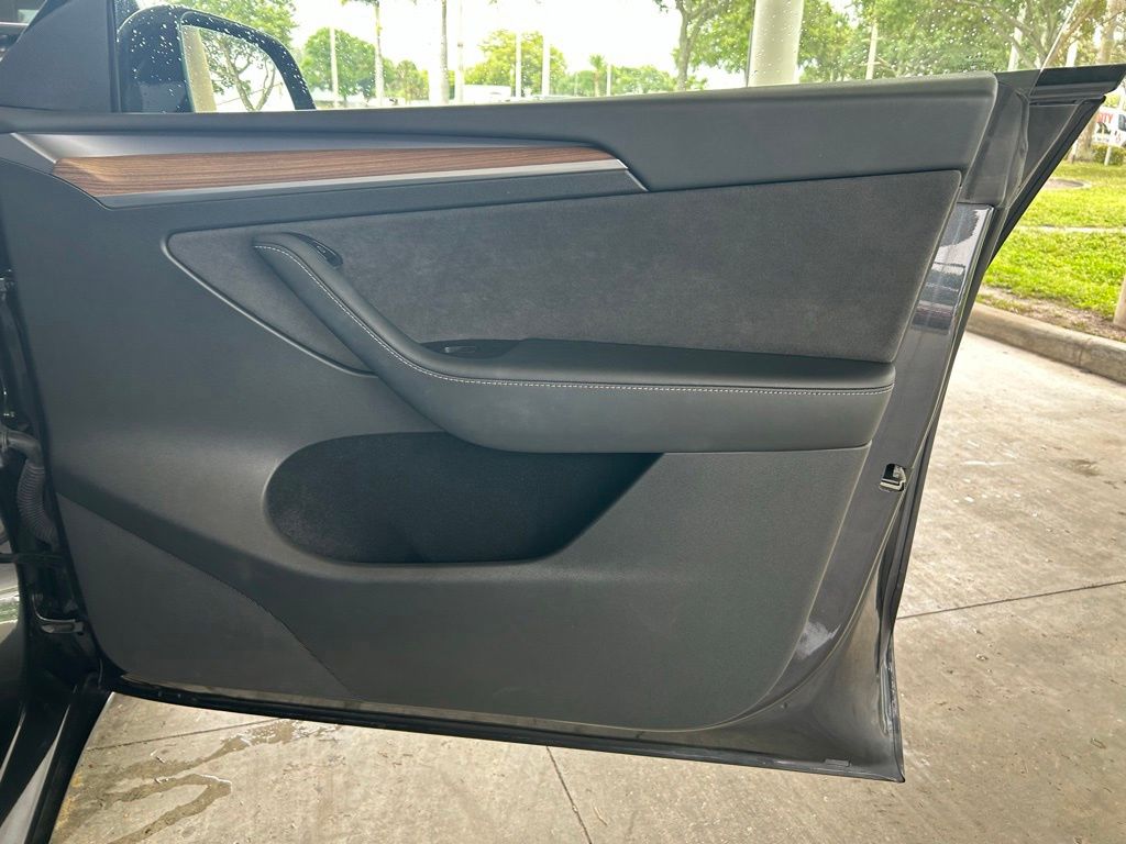 Used 2024  Tesla  image 23