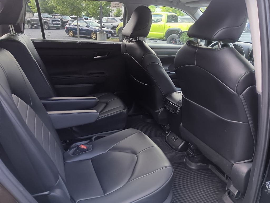 Used 2023 Toyota Highlander SUV