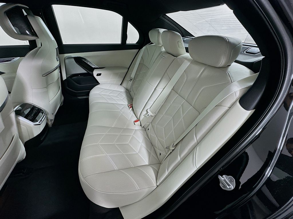 Thumbnail: 2025 BMW 7 Series - 17