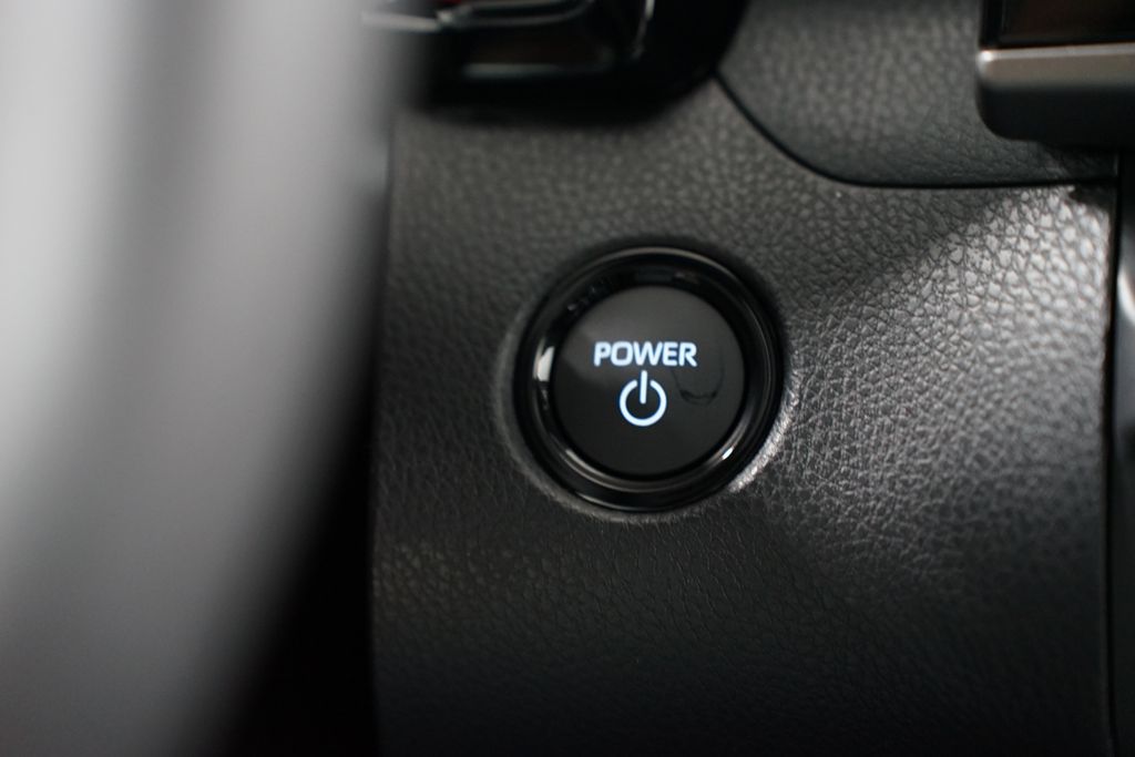 2025 Toyota Camry SE 24