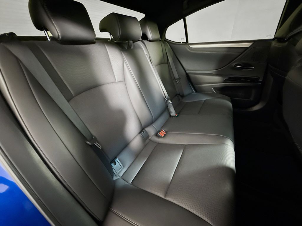 Thumbnail: 2022 Lexus ES - 27