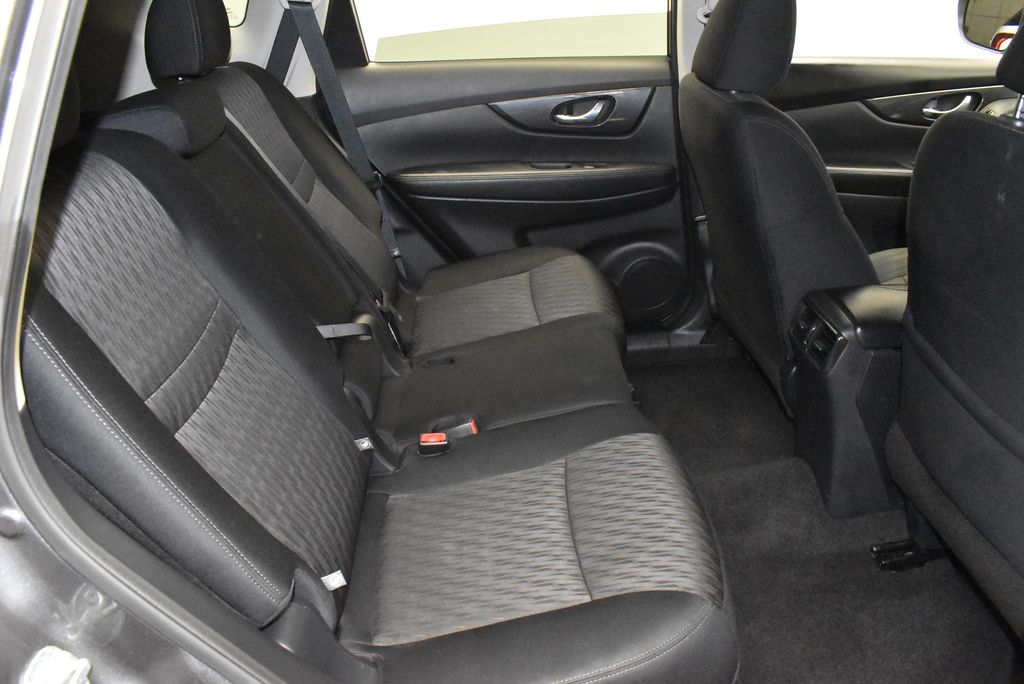 2020 Nissan Rogue SV 32