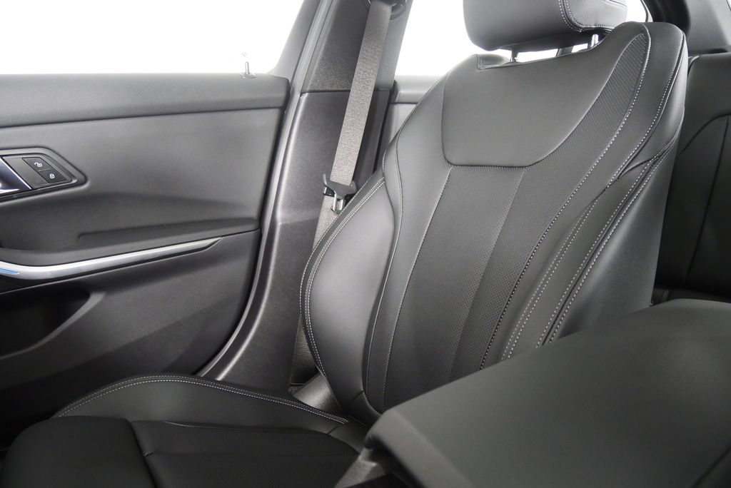 Thumbnail: 2024 BMW 3 Series - 27