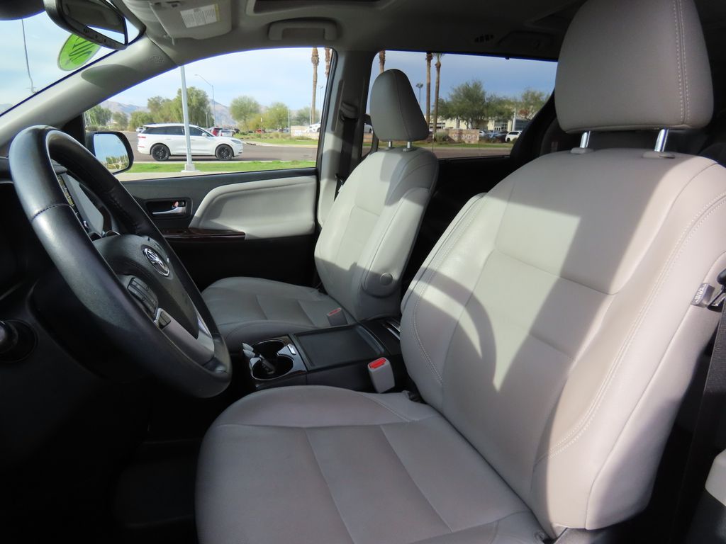 2019 Toyota Sienna SE Premium 19