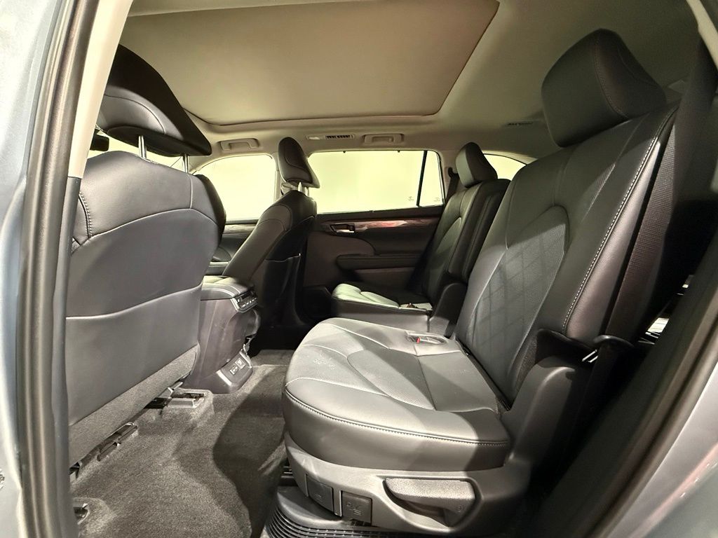 Thumbnail: 2024 Toyota Highlander - 20