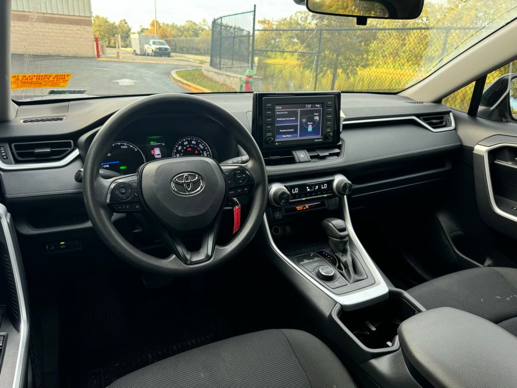 2022 Toyota RAV4 LE 12