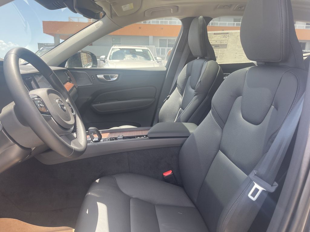 2023 Volvo XC60 B5 Plus Dark Theme photo