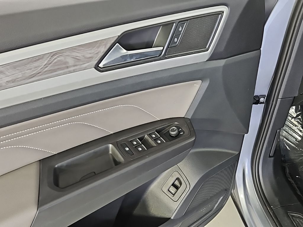 Thumbnail: 2023 Volkswagen Atlas - 12