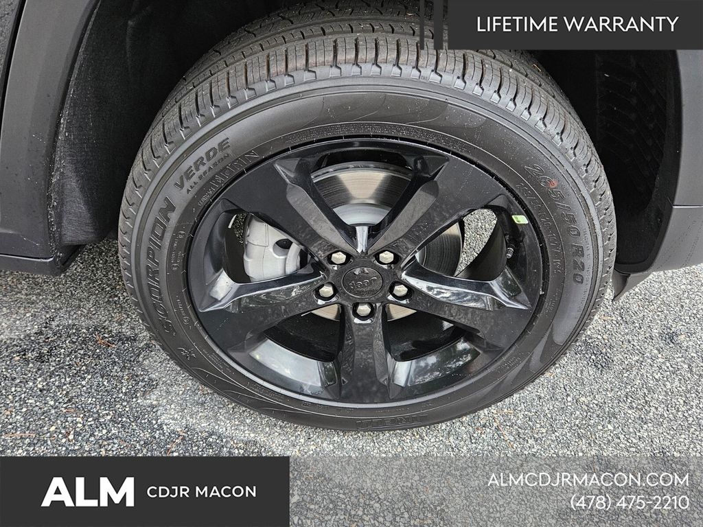 New 2025 Diamond Black Crystal Pearl-Coat Exterior Paint Jeep Limited image 18