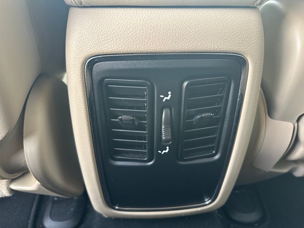 Used 2020 Diamond Black Crystal Pearlcoat Jeep Laredo E image 22