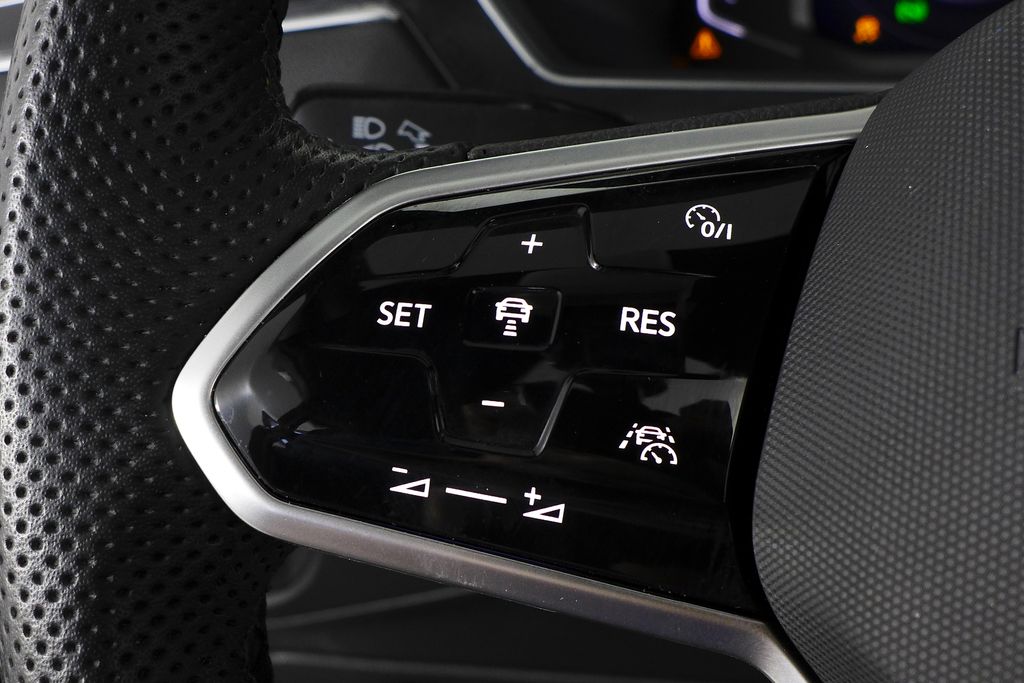 Thumbnail: 2024 Volkswagen Tiguan - 30