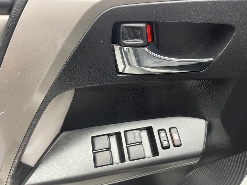 Thumbnail: 2018 Toyota RAV4 - 10