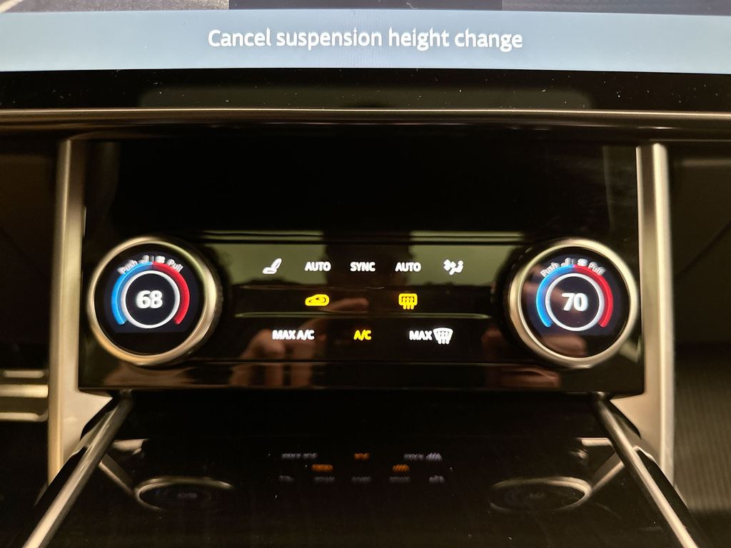 2023 Land Rover Range Rover SE 13