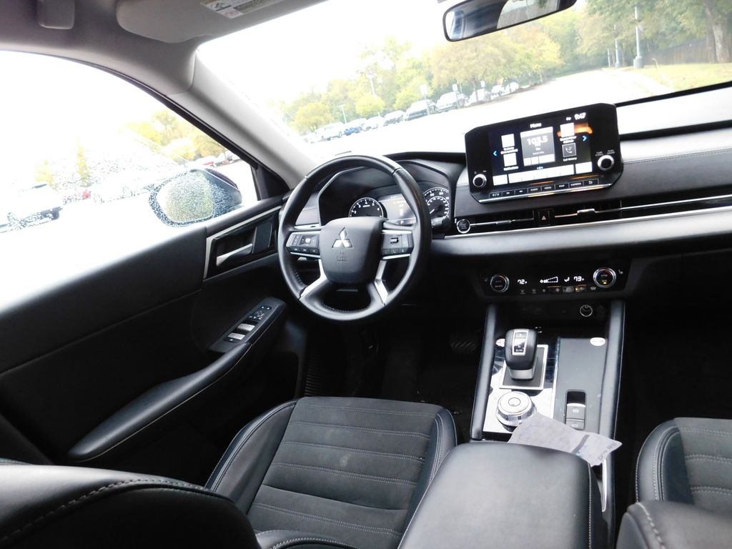 Thumbnail: 2024 Mitsubishi Outlander - 6