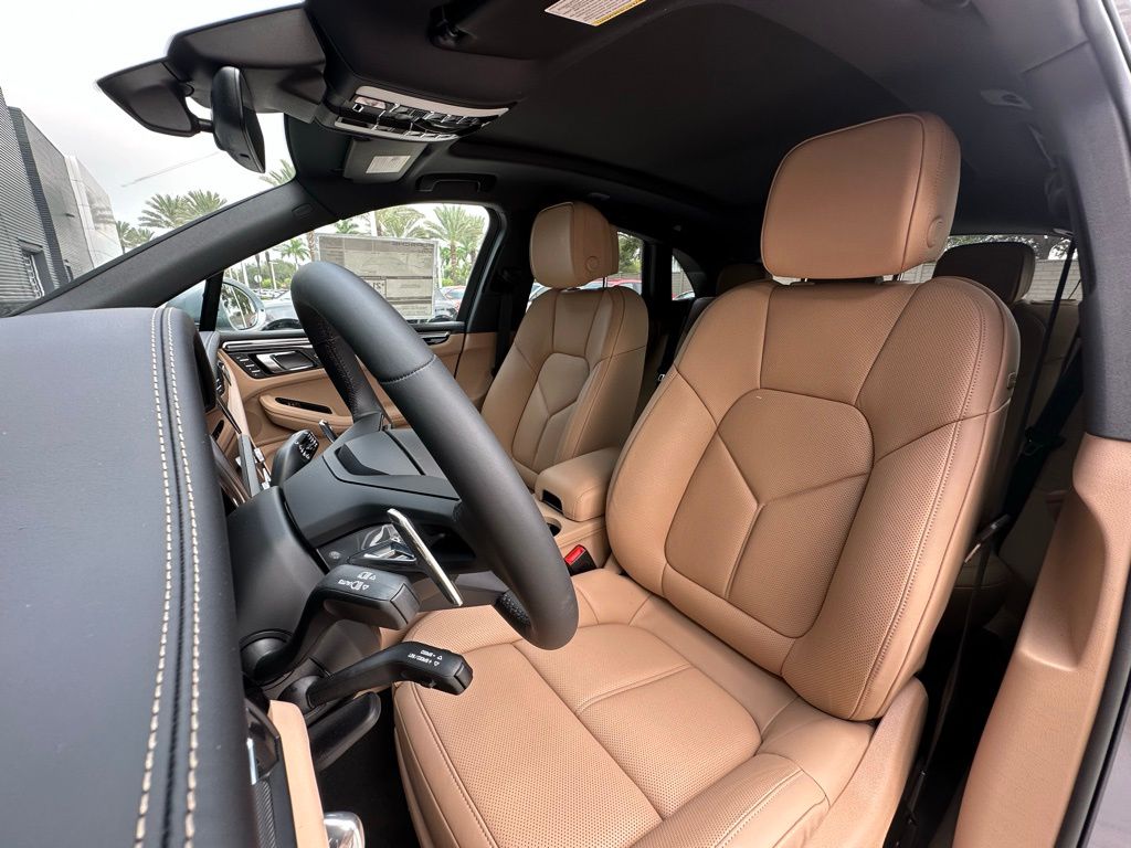 Thumbnail: 2026 Porsche Macan - 5