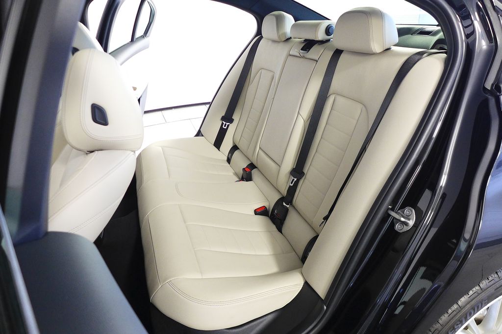 Thumbnail: 2023 BMW 3 Series - 21