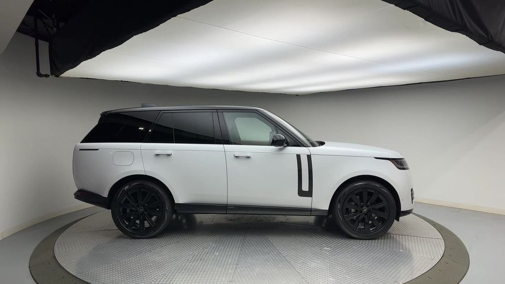 2023 Land Rover Range Rover SE 11