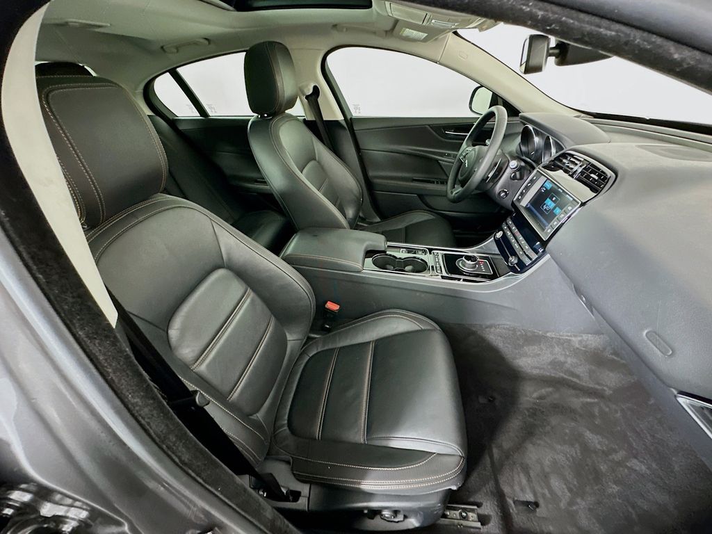 2017 Jaguar XE Prestige 28