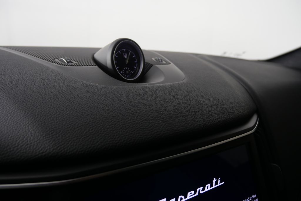 2021 Maserati Levante Base 22