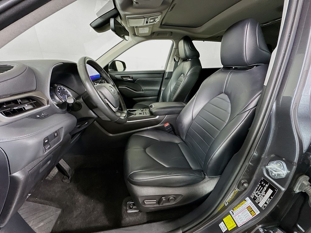Thumbnail: 2023 Toyota Highlander - 20
