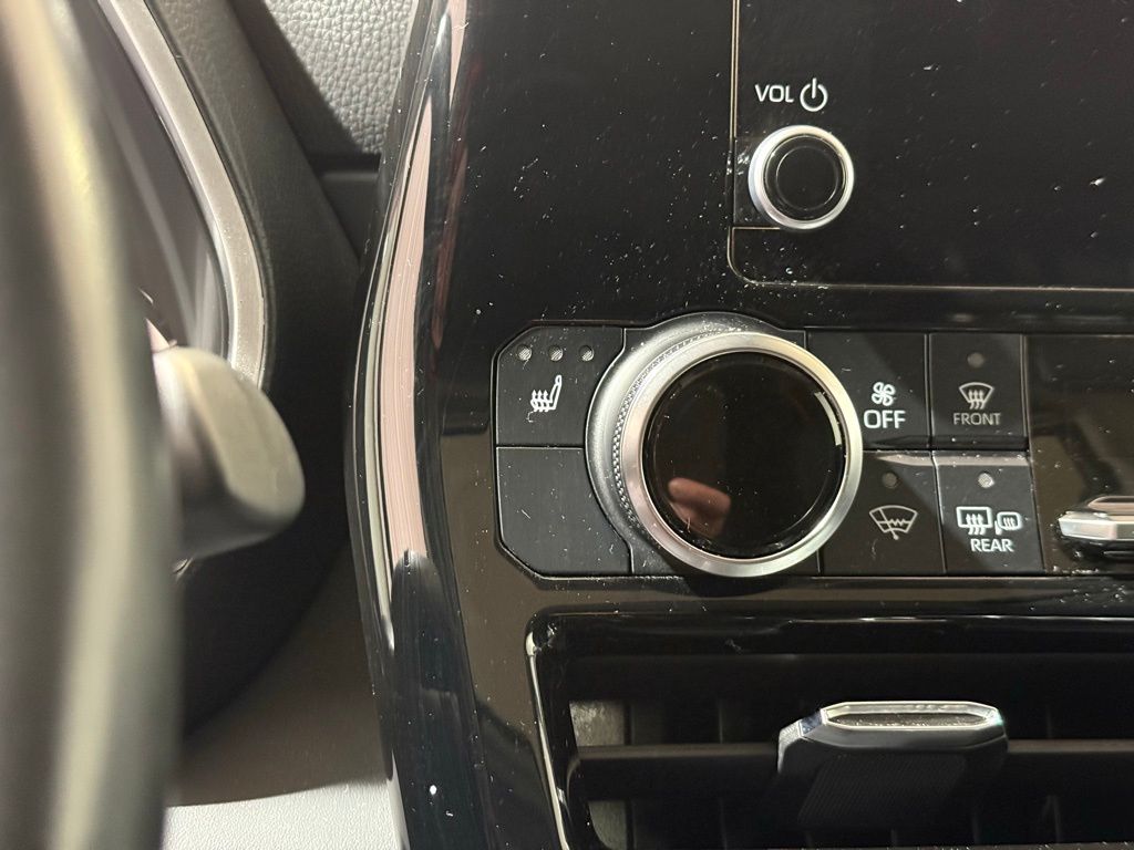 Thumbnail: 2023 Toyota Highlander - 31