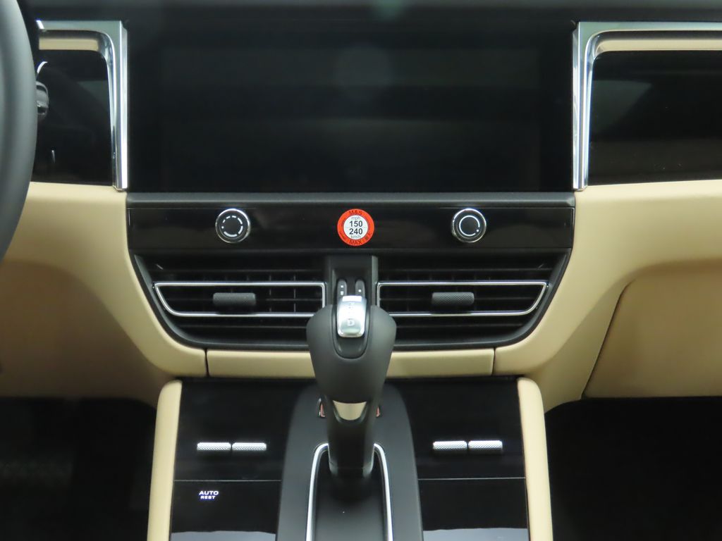 Thumbnail: 2025 Porsche Macan - 17