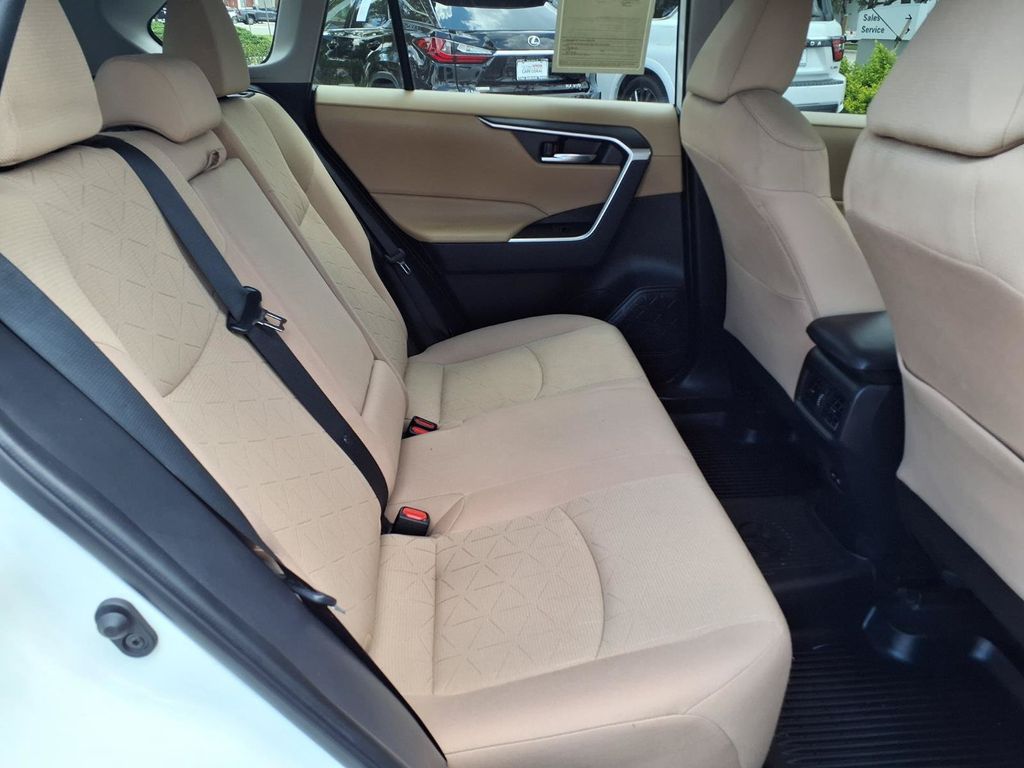 2022 Toyota RAV4 XLE - Photo 15
