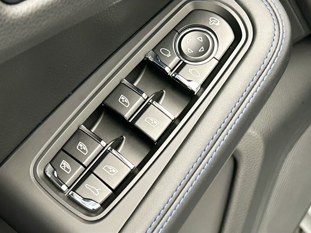 Thumbnail: 2026 Porsche Macan - 24