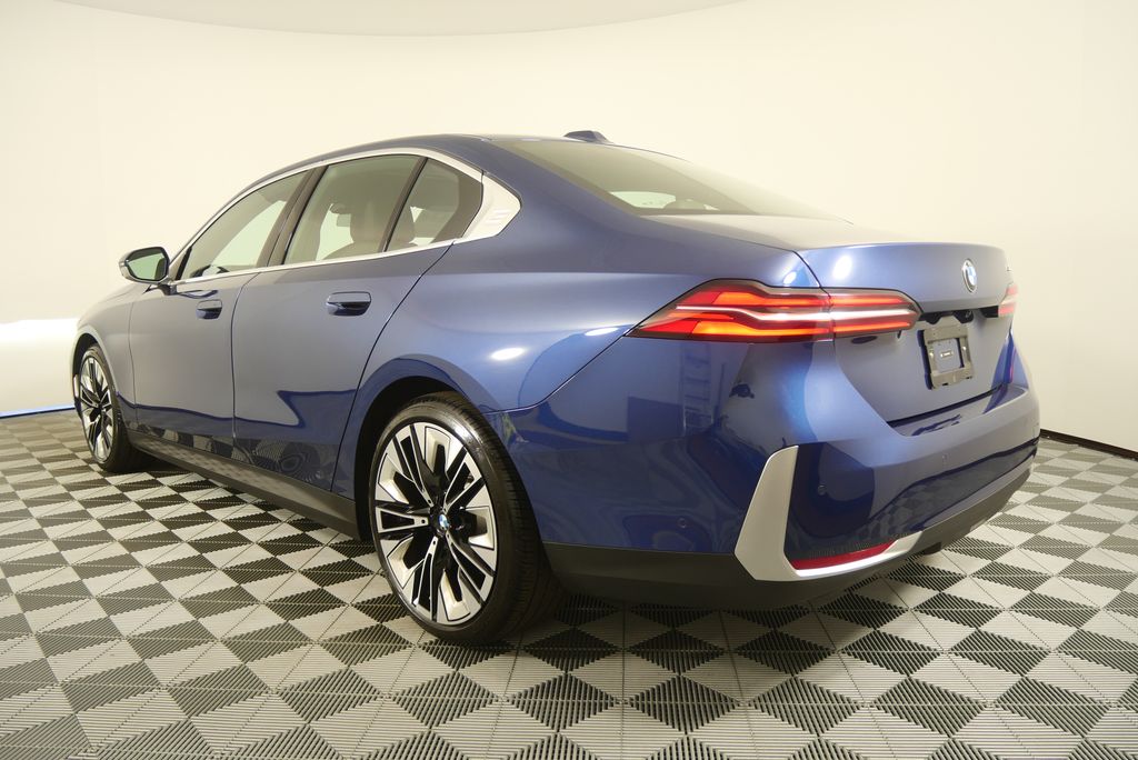 Thumbnail: 2025 BMW 5 Series - 5