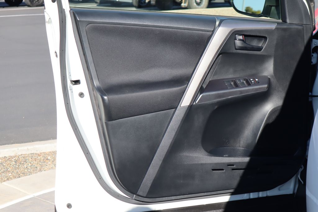 Thumbnail: 2017 Toyota RAV4 - 23