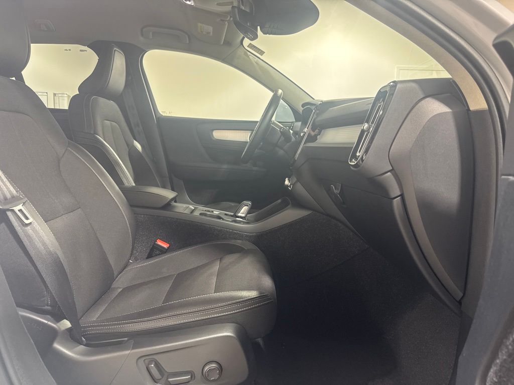 Used 2020 Silver Volvo Momentum image 27