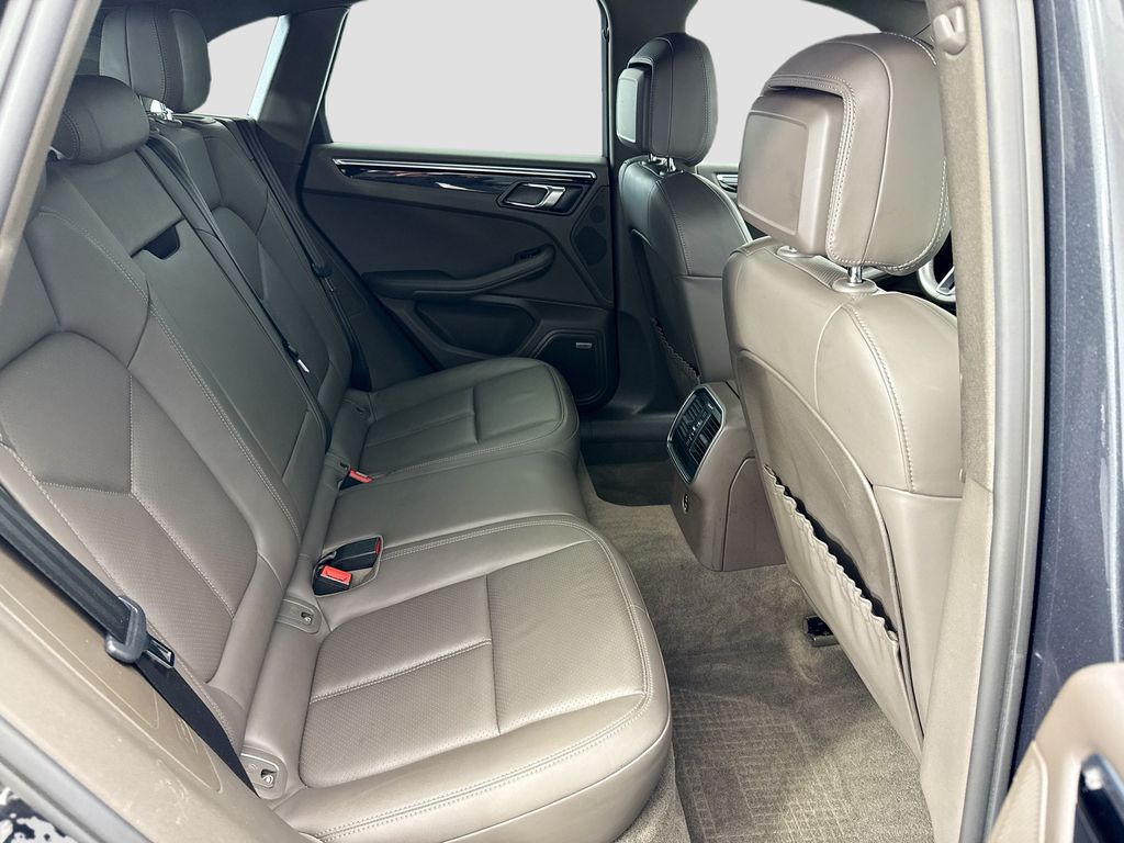 Thumbnail: 2021 Porsche Macan - 21