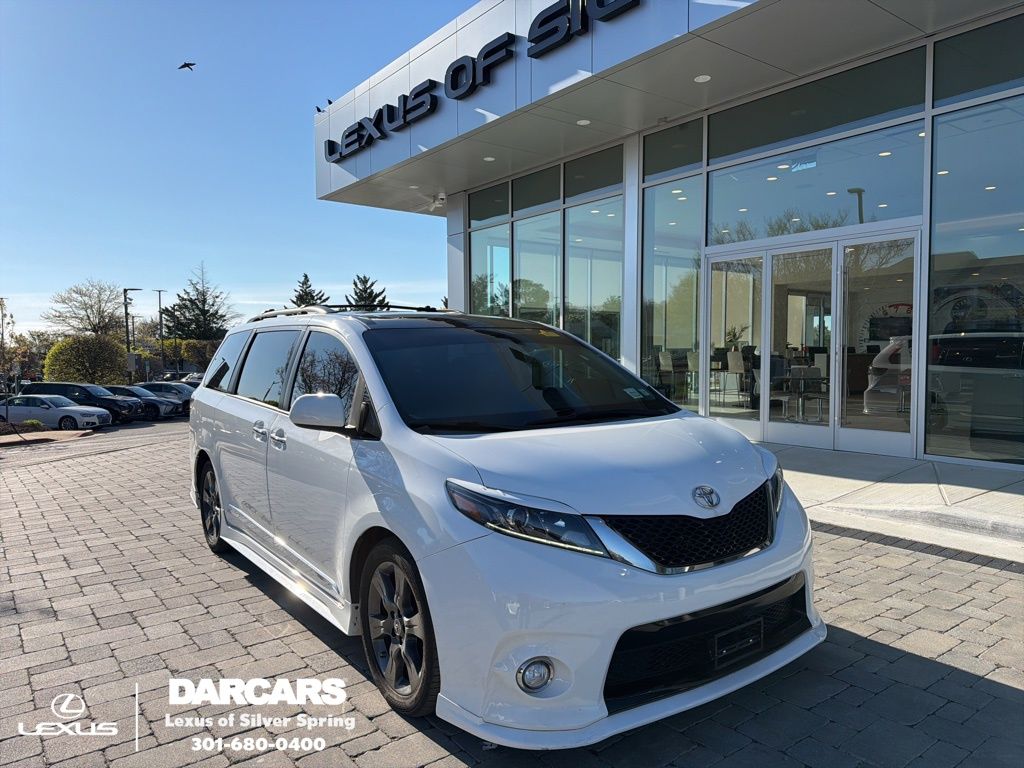 Super White 2016 Toyota Sienna SE Premium 8-Passenger Minivan Front-Wheel Drive 6-Speed Automatic Overdrive