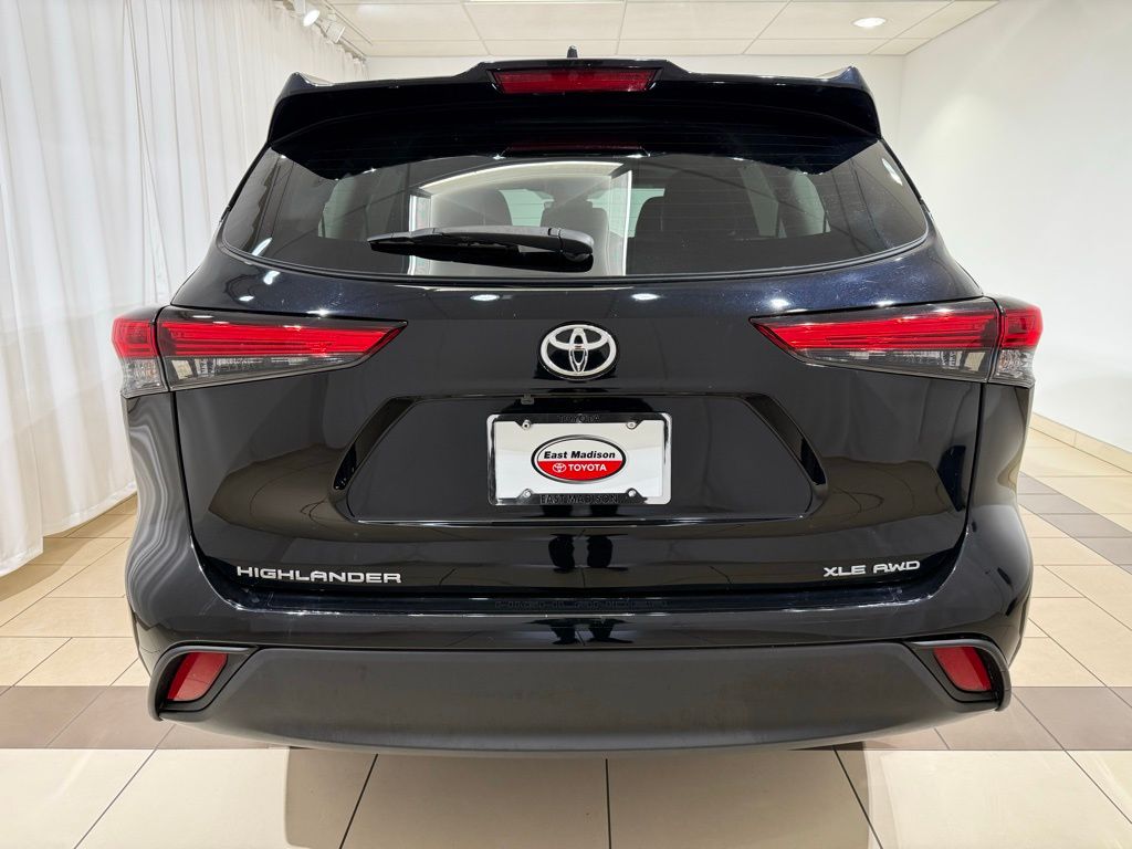 Thumbnail: 2023 Toyota Highlander - 4