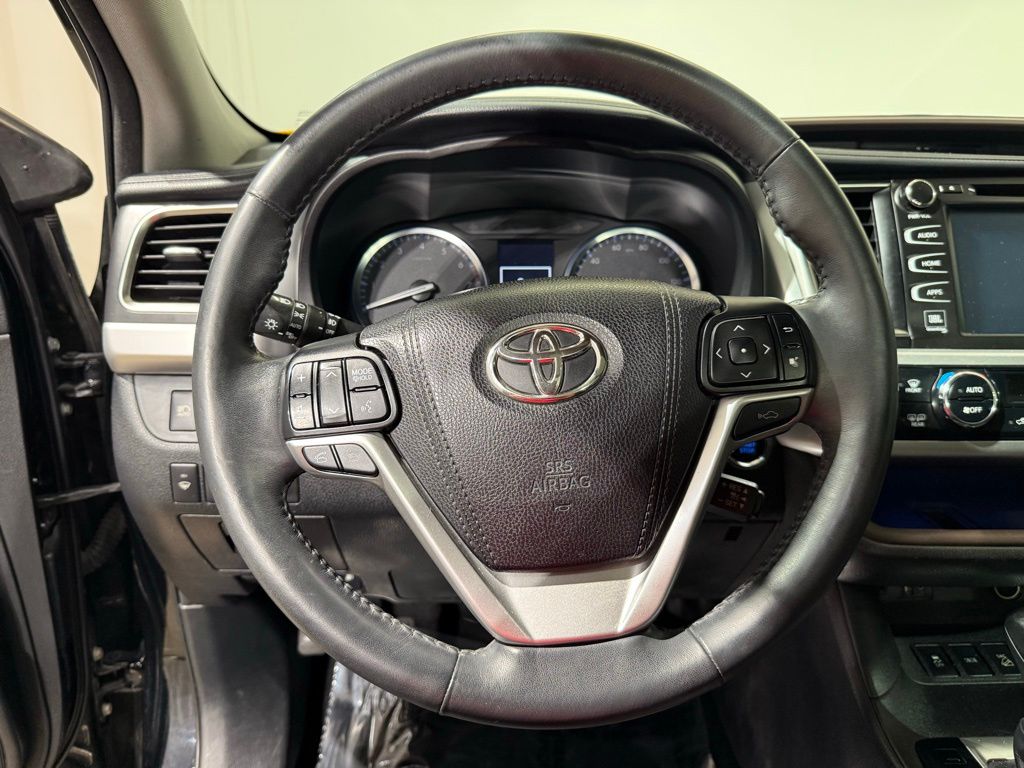 Thumbnail: 2016 Toyota Highlander - 25