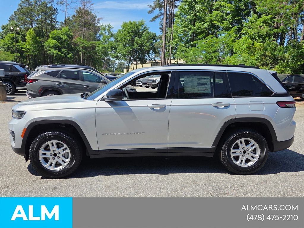 Used 2025 Silver Jeep Laredo image 4