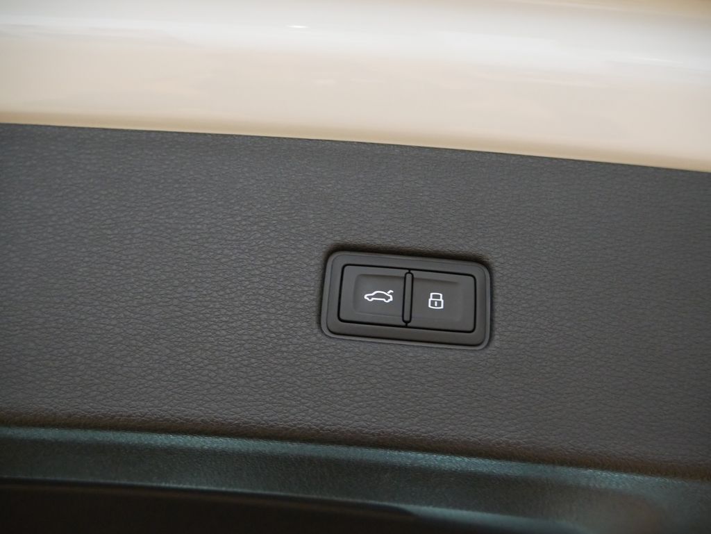 Thumbnail: 2026 Audi RS Q8 - 22