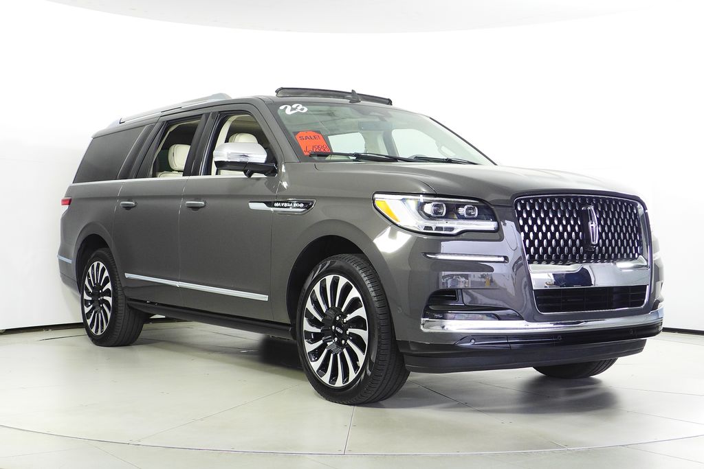Thumbnail: 2023 Lincoln Navigator L - 4
