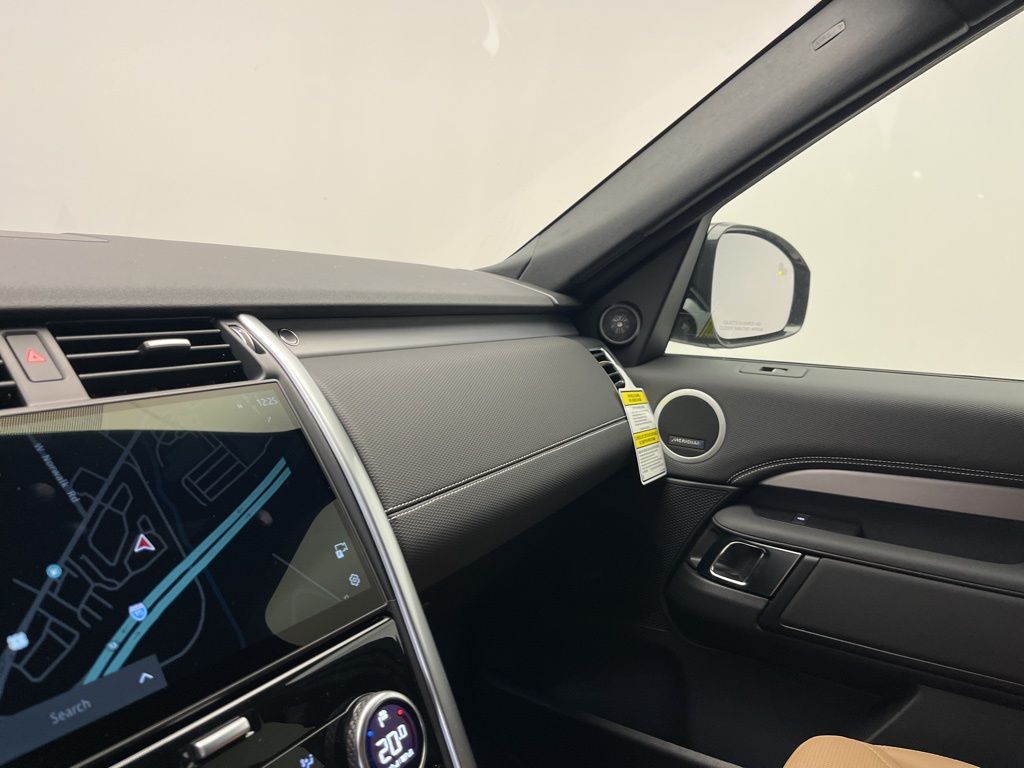 Thumbnail: 2026 Land Rover Discovery - 22