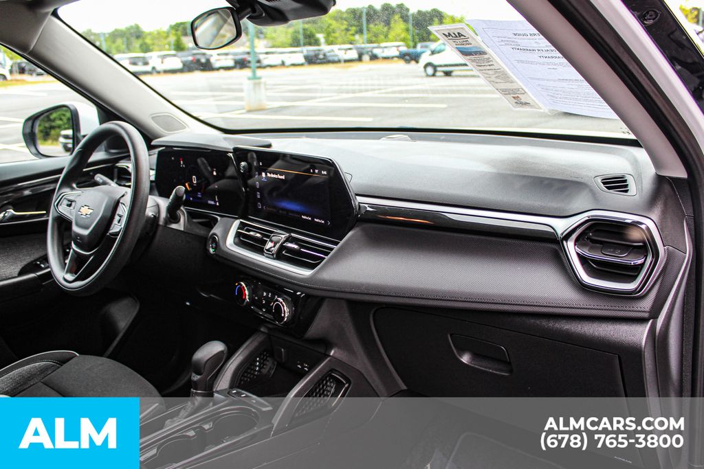 Used 2025 White Chevrolet LT image 24