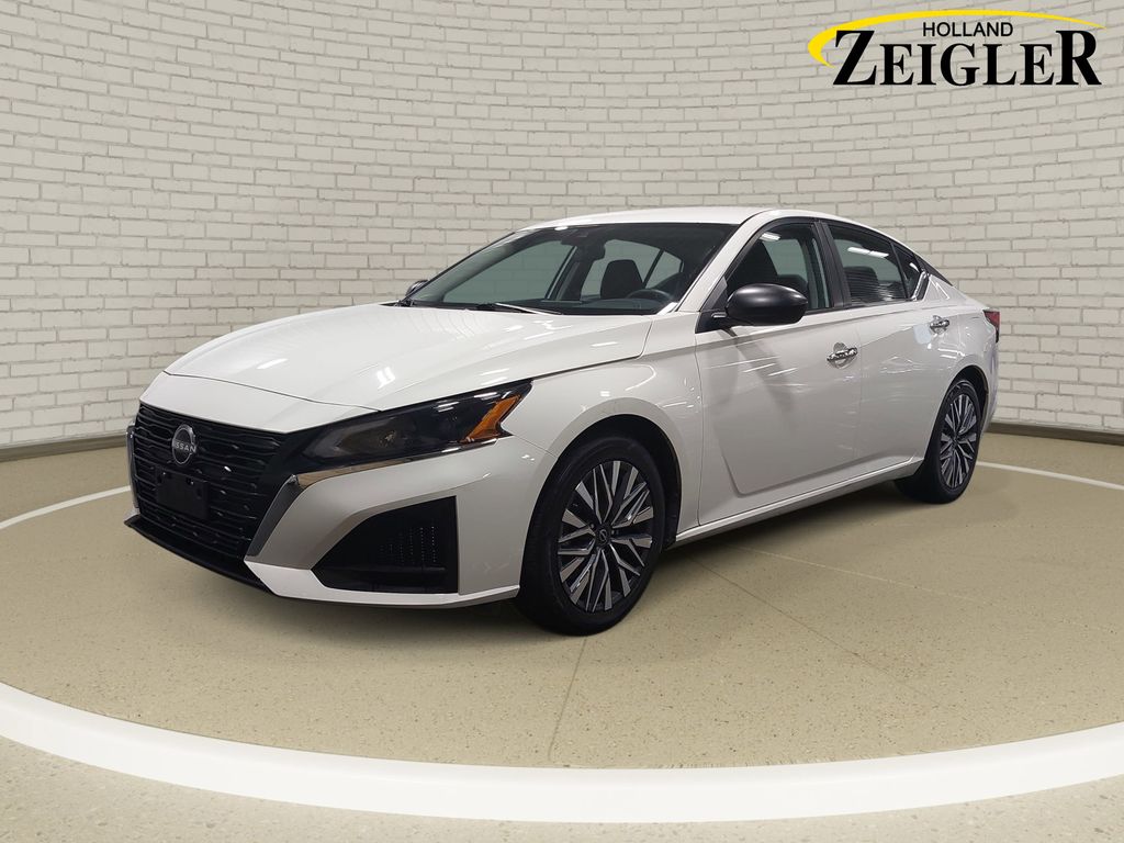 Glacier White 2025 Nissan Altima Sedan Front-Wheel Drive Continuously Variable Transmission
