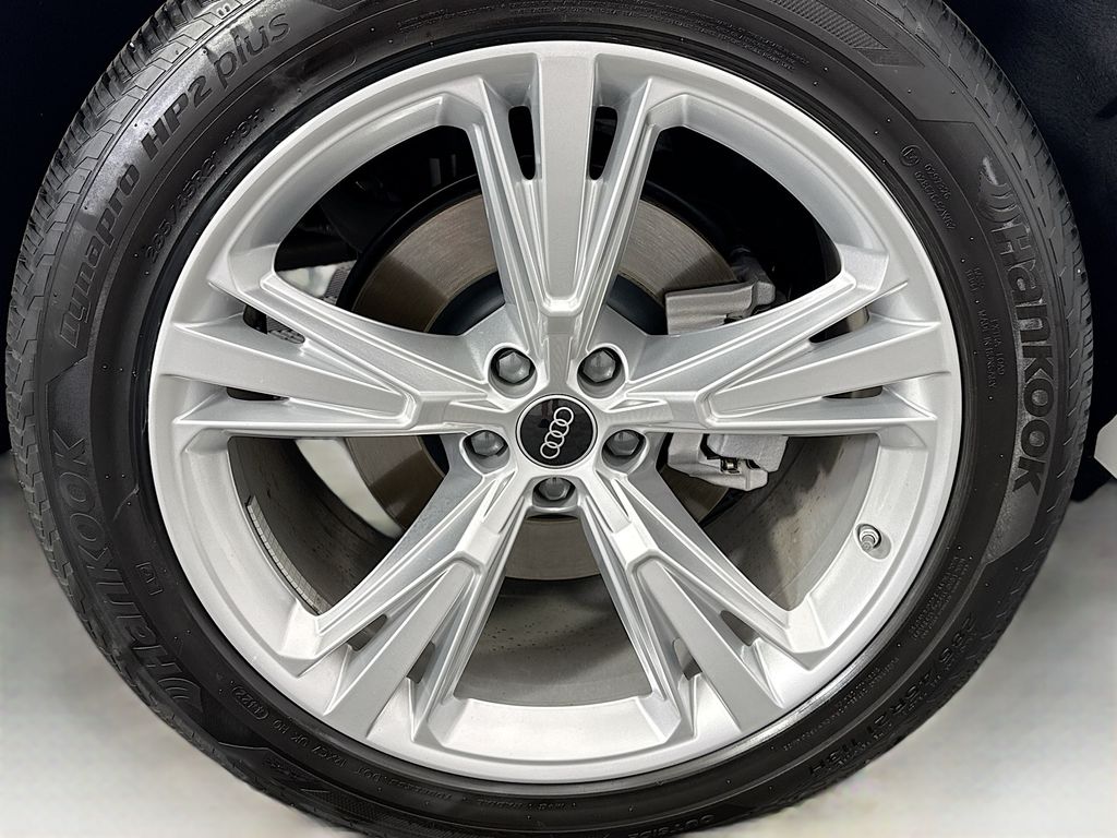 Thumbnail: 2023 Audi Q8 - 32