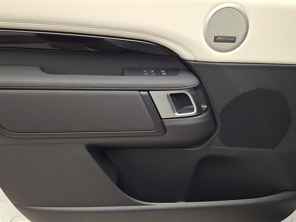 Thumbnail: 2026 Land Rover Discovery - 9