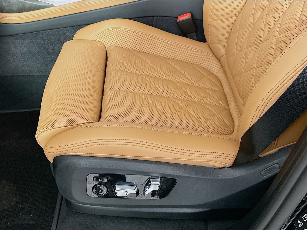 Thumbnail: 2026 BMW X7 - 21