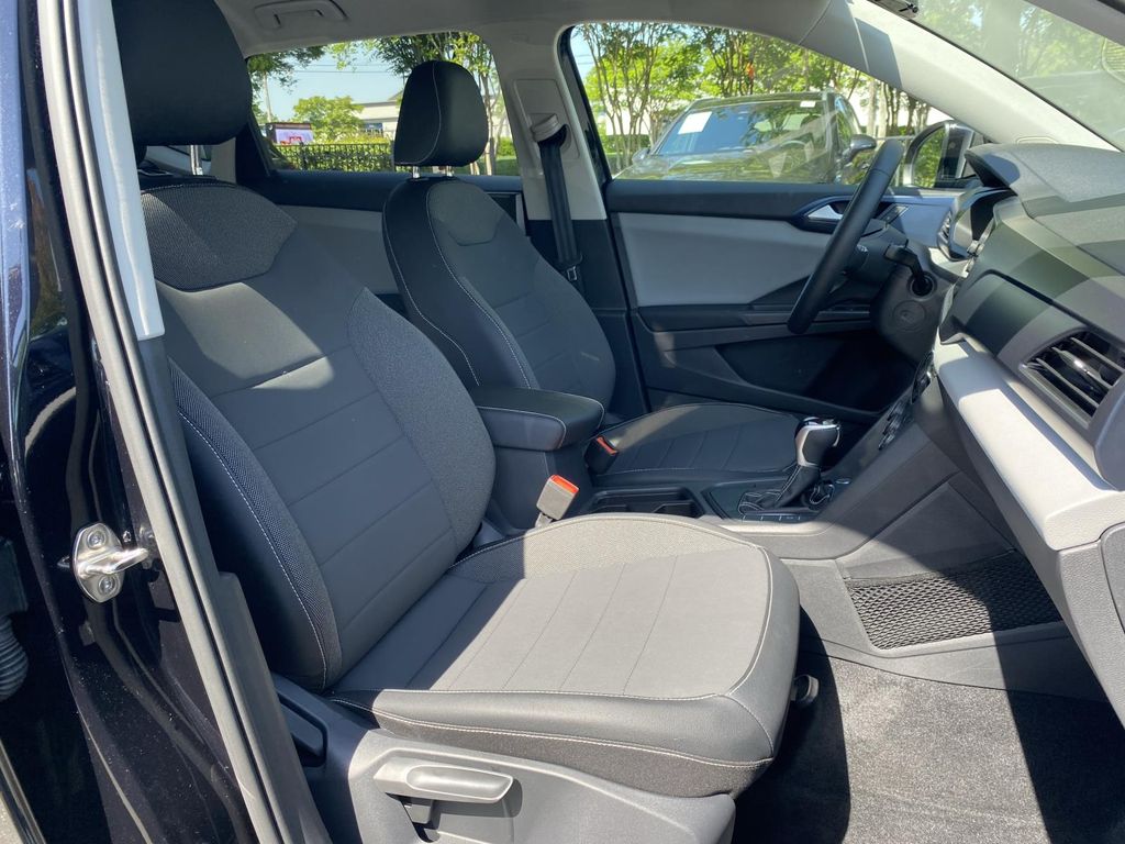 2022 Volkswagen Taos SE 13