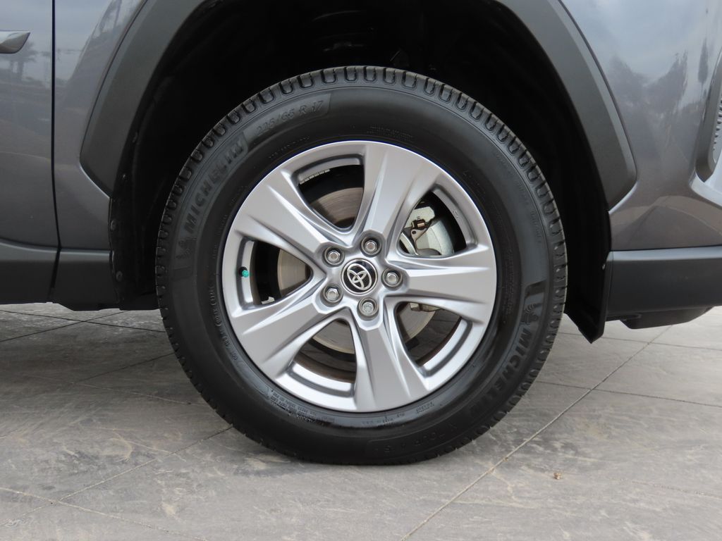2022 Toyota RAV4 XLE 32
