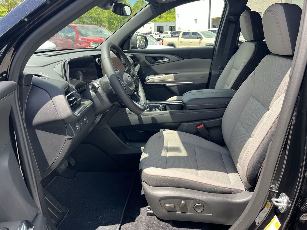 2025 Chevrolet Traverse LT photo