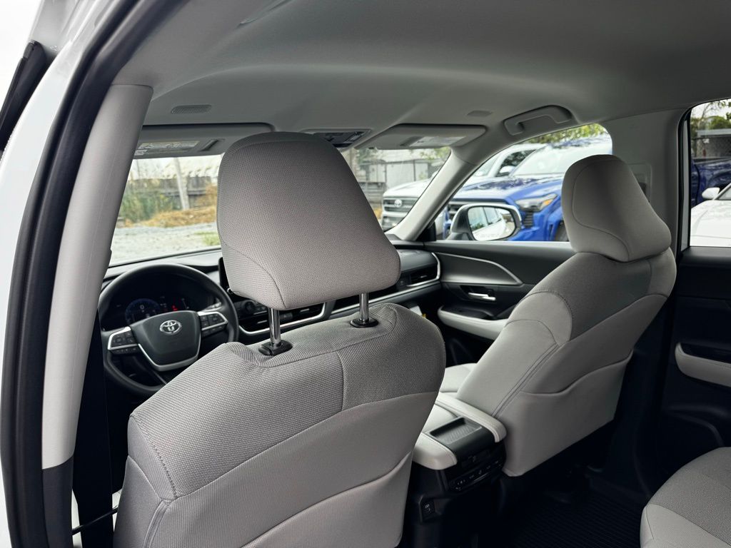 2025 Toyota Grand Highlander LE AWD photo 16